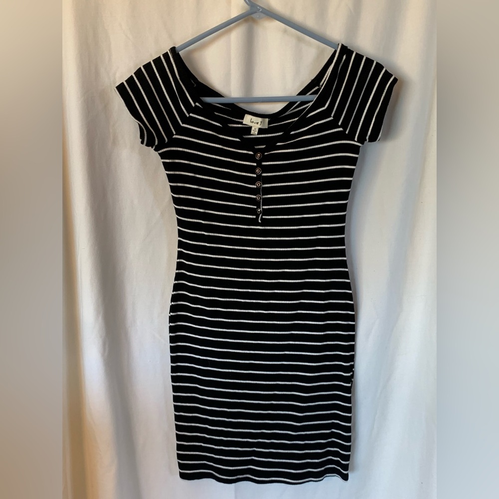 Love J juniors medium slim fit midi tshirt dress b/w stripe
